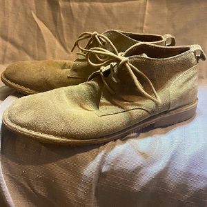 Tan men’s chukka boots